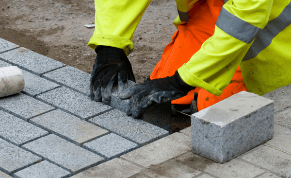 Prace brukarskie i budowlane jako generalny wykonawca